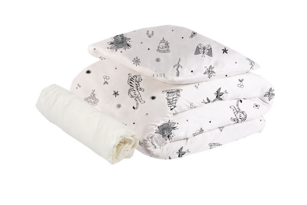 סט מצעים למיטת תינוק בצבע לבן בהדפס אולד סקול - NDOTO TEXTILE