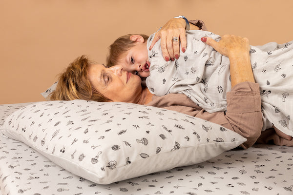 סדין מודפס למיטת תינוק בצבע אפור הדפס פרא