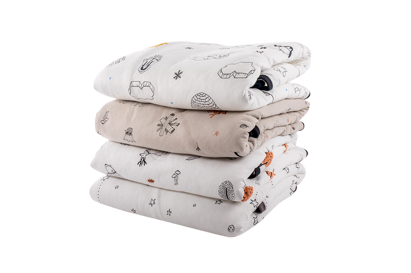 שמיכה עם מילוי לתינוק/פעוט בצבע לבן עם הדפס יער - NDOTO TEXTILE