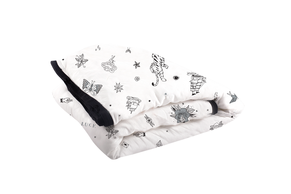 שמיכה עם מילוי בגודל יחיד בצבע לבן עם הדפס אולד סקול - NDOTO TEXTILE