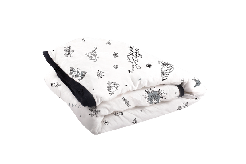 שמיכה עם מילוי לעריסה/עגלה בצבע לבן עם הדפס אולד סקול - NDOTO TEXTILE