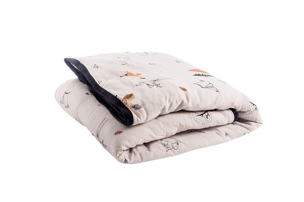 שמיכה עם מילוי לעריסה/עגלה בצבע אפור בהיר עם הדפס יער - NDOTO TEXTILE