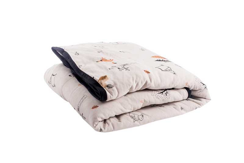 שמיכה עם מילוי לעריסה/עגלה בצבע אפור בהיר עם הדפס יער - NDOTO TEXTILE