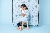 שמיכה עם מילוי לתינוק/פעוט בצבע תכלת עם הדפס אולד סקול - NDOTO TEXTILE