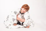 שמיכה עם מילוי לתינוק/פעוט בצבע לבן עם הדפס אולד סקול - NDOTO TEXTILE