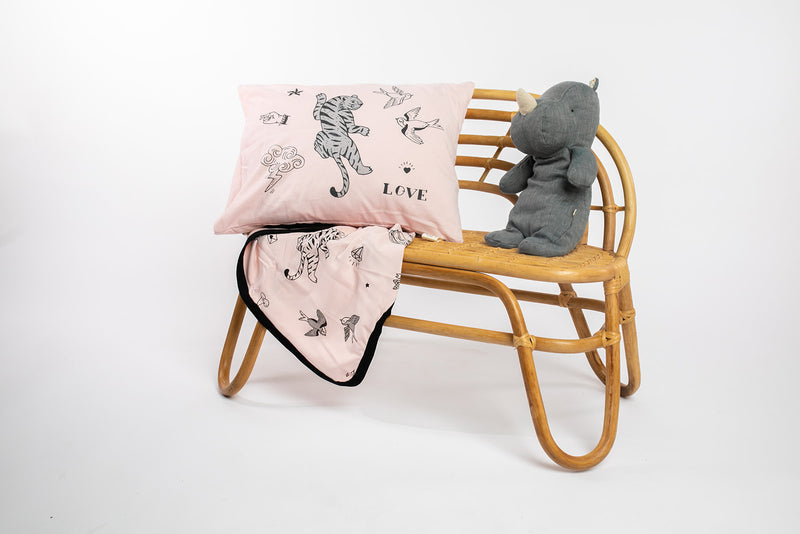 שמיכה עם מילוי לתינוק/פעוט בצבע ורוד עם הדפס אולד סקול - NDOTO TEXTILE