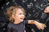 שמיכה עם מילוי לעריסה/עגלה בצבע שחור משופשף עם הדפס מתחת לאפס - NDOTO TEXTILE