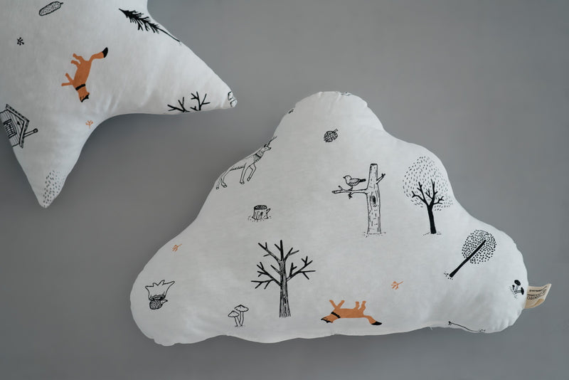 כרית נוי ענן עם הדפס היער הסודי בצבע לבן - NDOTO TEXTILE
