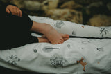 סדין למיטת תינוק בצבע לבן עם הדפס יער - NDOTO TEXTILE