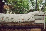 סט מצעים למיטת נוער, ציפה וציפית בצבע אפור בהיר הדפס היער הסודי - NDOTO TEXTILE