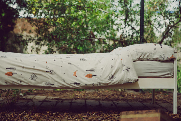 סט מצעים למיטת נוער בצבע אפור בהיר הדפס היער הסודי - NDOTO TEXTILE
