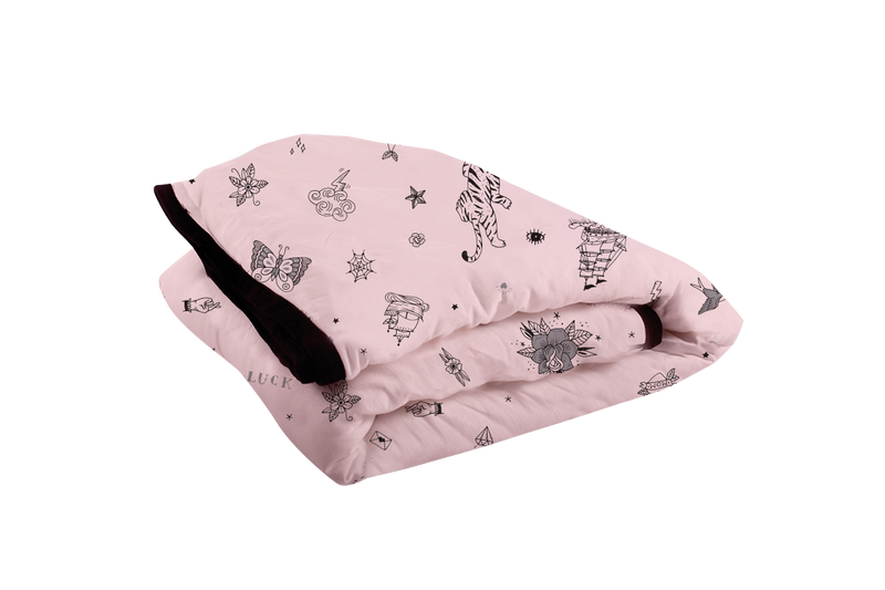 שמיכה עם מילוי לתינוק/פעוט בצבע ורוד עם הדפס אולד סקול - NDOTO TEXTILE
